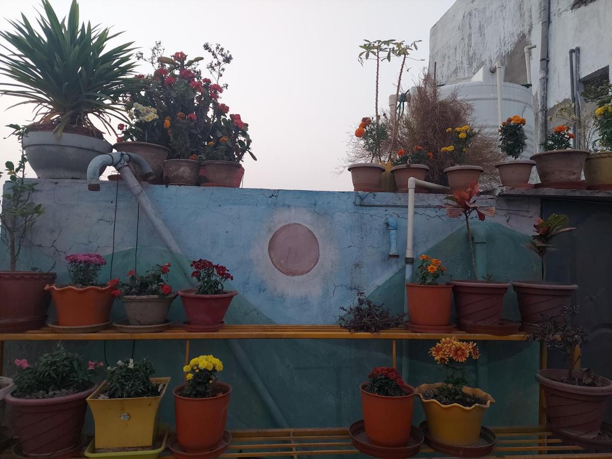 Om Shanthi Paying Guest House Varanasi Bagian luar foto