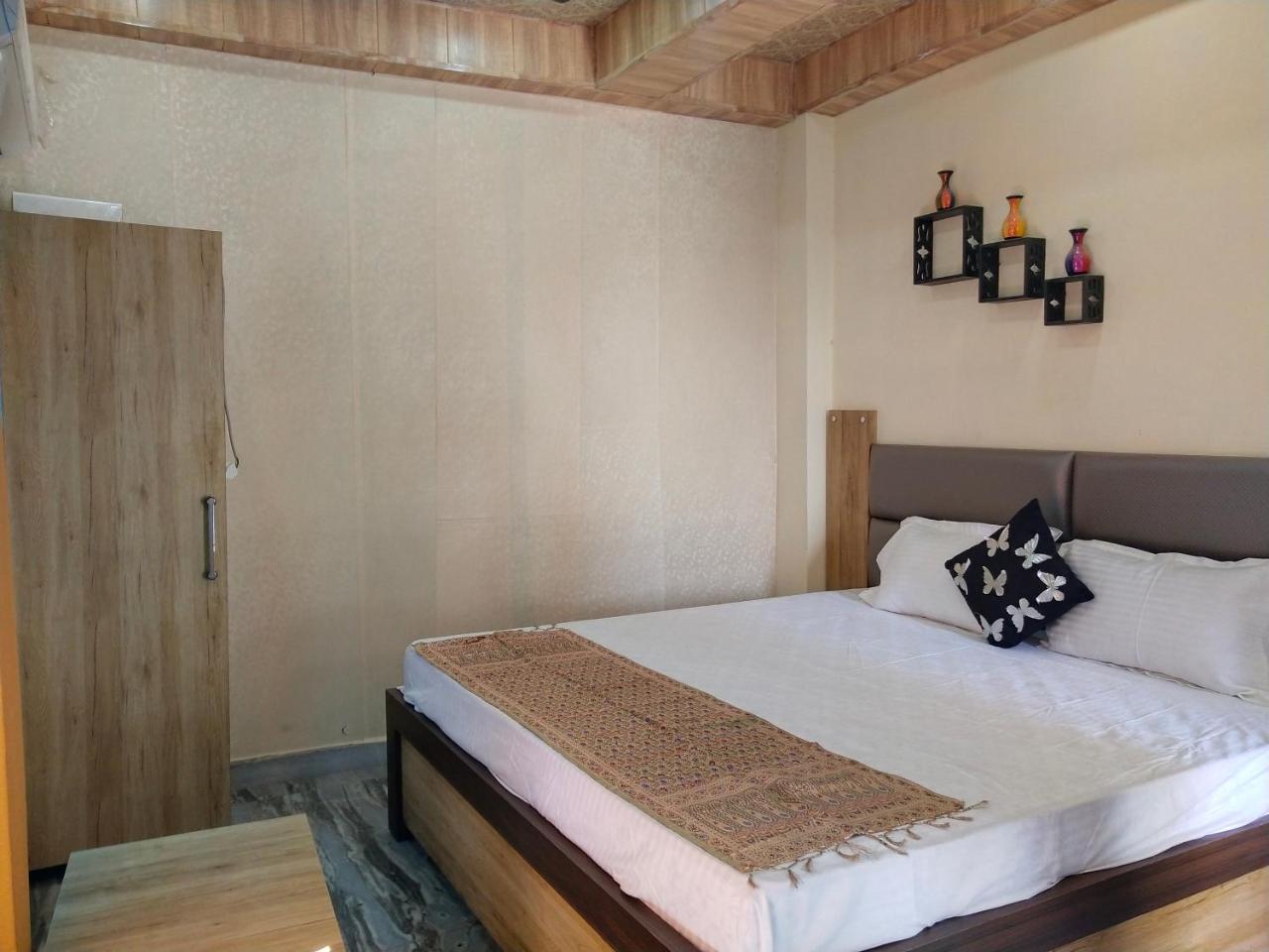 Om Shanthi Paying Guest House Varanasi Bagian luar foto