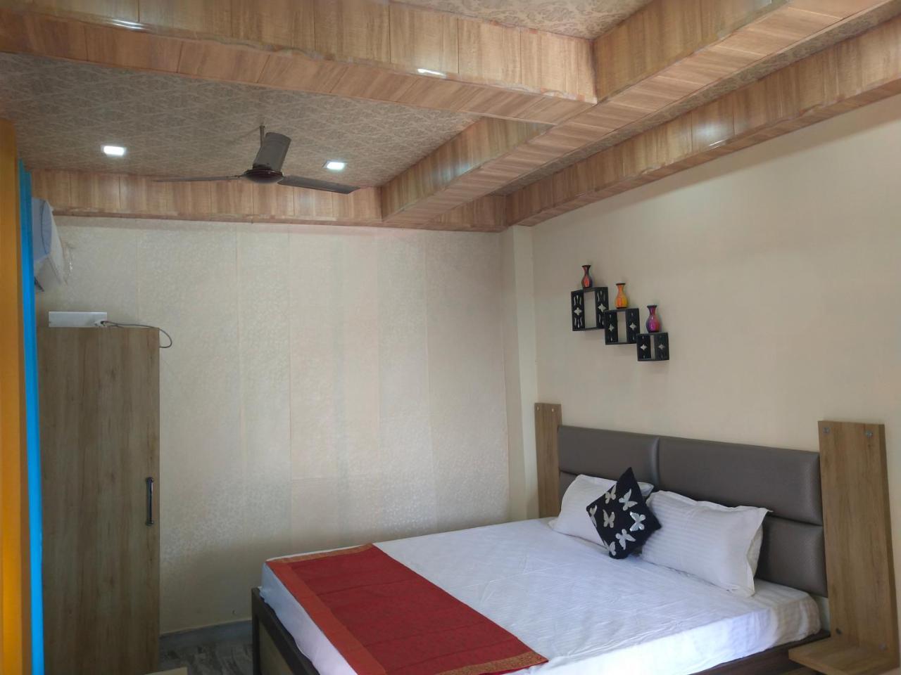 Om Shanthi Paying Guest House Varanasi Bagian luar foto